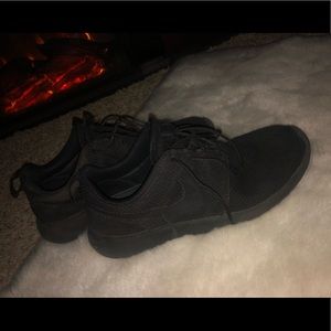 Nike Roshe all black